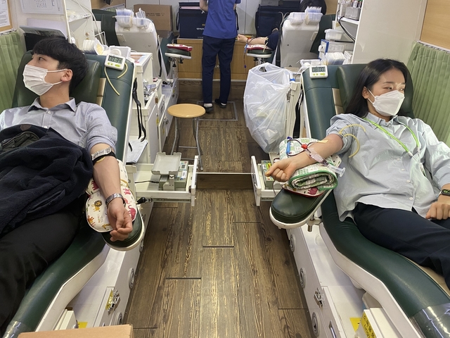 ▲ LH 대구경북지역본부(본부장 서남진)는 12일 코로나19 장기화에 따른 혈액 수급난 극복에 동참하기 위해 ‘사랑의 헌혈’행사를 실시했다.ⓒLH 대경본부