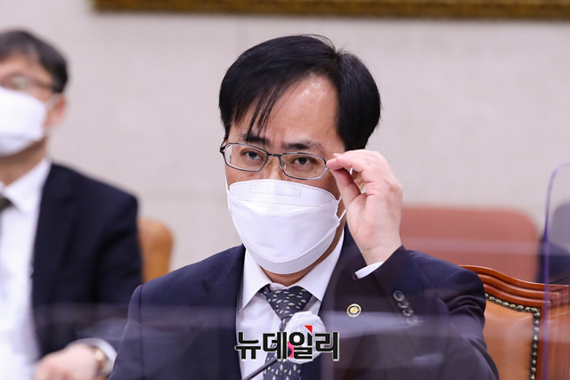 ▲ 지난 4일 오전 국회 농림축산식품해양수산위원회에서 열린 인사청문회에 출석한 박준영 해양수산부 장관 후보자. ⓒ이종현 기자(사진=공동취재단)