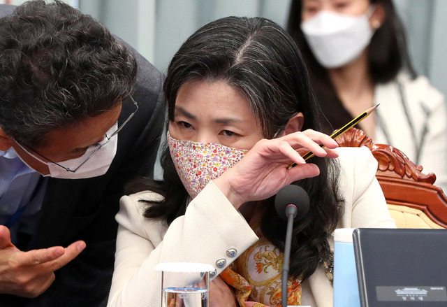 ▲ 김외숙 인사수석이 11일 오전 청와대 여민관에서 열린 제20회 국무회의에 참석해 이철희 정무수석과 대화하고 있다. ⓒ뉴시스