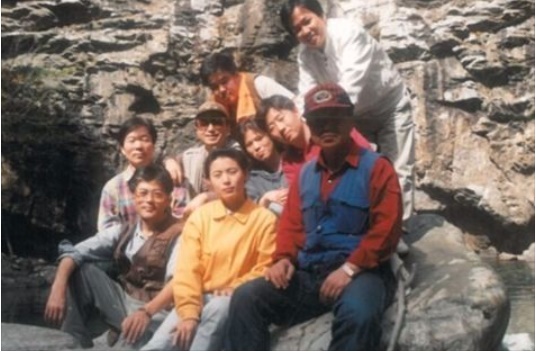 ▲ 법무법인 부산 변호사 시절 문재인 대통령과 김외숙 인사수석(첫째줄 왼쪽부터). ⓒ연합뉴스