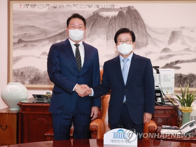 ▲ 최태원 대한상공회의소 회장이 13일 서울 여의도 국회를 방문, 박병석 국회의장과 기념촬영을 하고있다. ⓒ연합뉴스