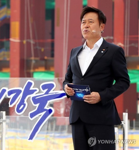 ▲ 박정호 SK하이닉스 부회장이 13일 오후 경기 평택시 삼성전자 평택단지 3라인 건설 현장에 마련된 야외무대에서 열린 'K-반도체 전략 보고에 참석해 '용인 클러스터 중심 메모리 파운드리 투자 확대 계획'을 발표하고 있다. ⓒ연합뉴스