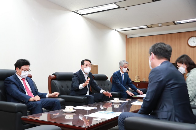 ▲ 전찬걸 군수는 국민의힘 박형수 국회의원(경북 영주시, 영양·봉화·울진군), 송경창 경북도 환동해지역본부장과 함께 엄재식 원안위 위원장과 면담을 하고 있다.ⓒ울진군