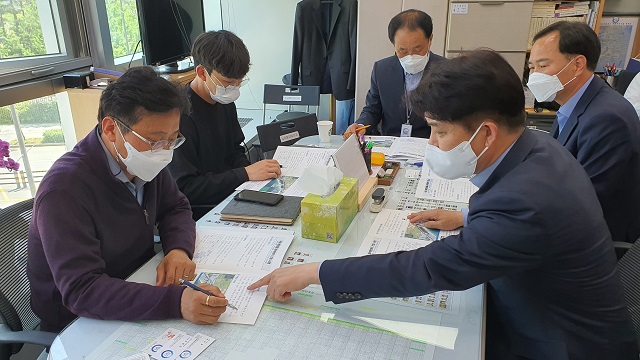 ▲ 이희진 영덕군수는 세종시 정부청사를 찾아 기획재정부와 국토교통부를 방문해 2022년도 국비 예산을 건의하고 있다.ⓒ영덕군