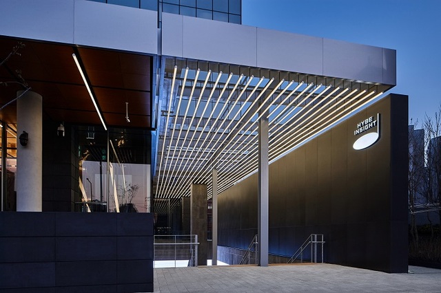 ▲ '하이브 인사이트'는 하이브의 음악을 주제로 한 뮤지엄으로, 음악이 전하는 힘을 직접 체험하고 느낄 수 있는 복합문화공간이다. 'We believe in Music'이라는 하이브의 미션 아래 '음악으로 감동을 전하고 선한 영향력을 나누며 삶의 변화를 만들어 간다'는 기업의 지향점이 녹아 있다. 서울 용산구의 '하이브 용산' 지하 1~2층(연면적 4,701㎡)에 자리한 '하이브 인사이트'는 다양한 형태의 전시를 통해 하이브의 음악에 관한 이야기를 집대성했다. 하이브와 아티스트, 팬들이 함께 만든 하이브의 음악적 발자취를 조명하고 기존에 없던 새로운 방식으로 음악을 체험하고 감상할 수 있다. ⓒ하이브