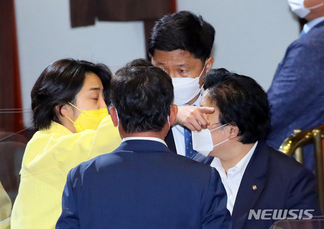 ▲ 문정복 더불어민주당 의원이 13일 국회 본회의에서 배진교 정의당 원내대표의 의사진행 발언에 항의하는 과정에서 류호정 정의당 의원에게 고성을 질렀다. ⓒ뉴시스