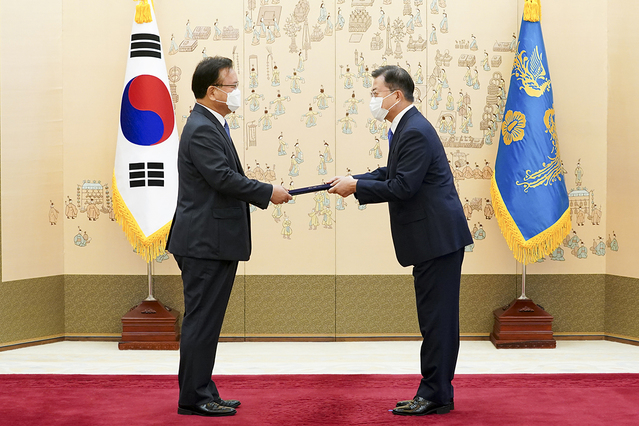 ▲ 문재인 대통령이 14일 오전 청와대에서 김부겸 국무총리에게 임명장을 수여하고 있다.