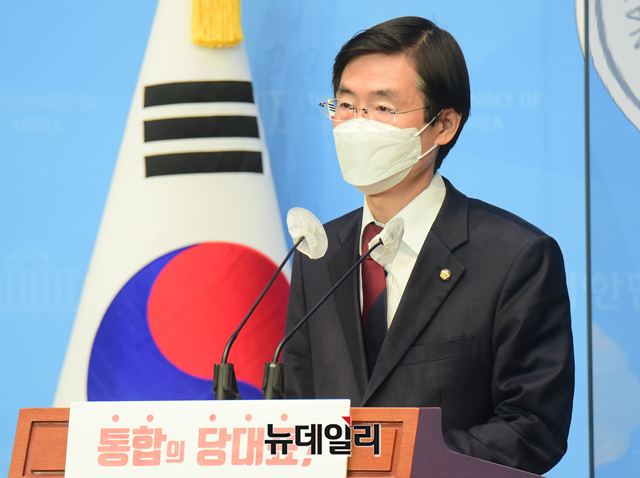 ▲ 조경태 의원이 지난 11일 국회 소통관에서 기자회견을 열고 당대표 출마를 공식 선언하고 있다. ⓒ이종현 기자