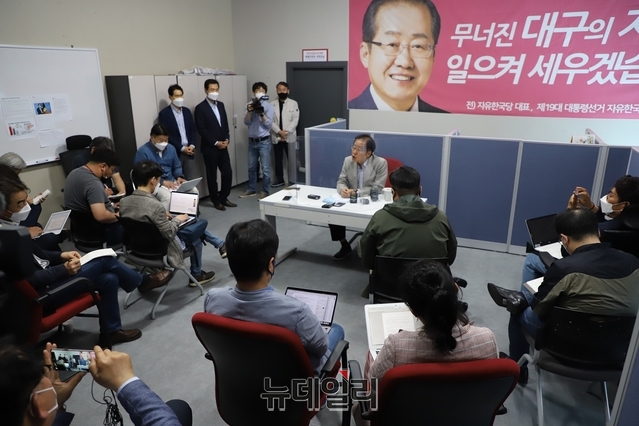 ▲ 홍 의원은 이날 “국민의힘 초선의원들 40여명 이상 만나 얘기를 들어봤는데 찬성을 하더라. 국민의힘이 윤석열은 예우하고  안철수 대표한테는 합당하고자 하면서 같은 식구인 저를 두고서는 ‘못 들어온다’고 하는 것은 계파논리 외에는 설명할 방법이 없다”며 일부 계파가 자신의 복당을 반대하고 있다며 비판했다.ⓒ뉴데일리