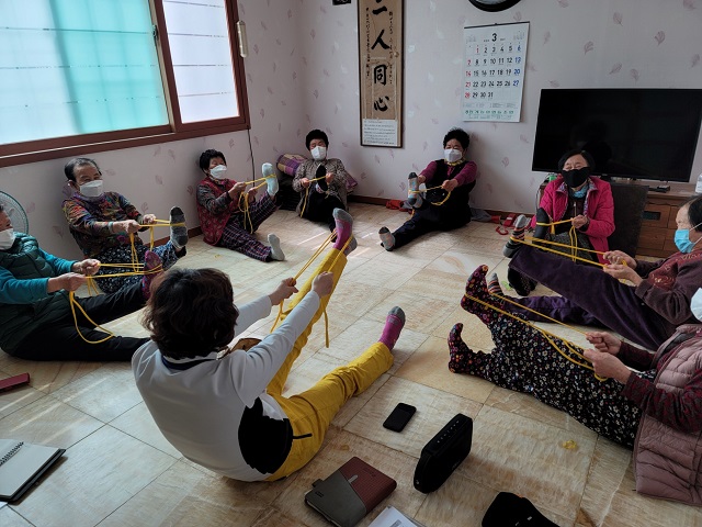 ▲ 의성군(군수 김주수)의 경로당 행복도우미 프로그램이 코로나19로 지쳐 있던 어르신들의 큰 호응을 불러일으키고 있다.ⓒ의성군
