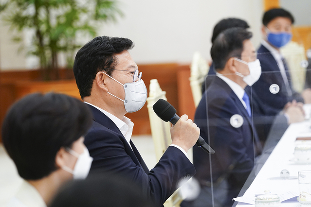 ▲ 송영길 더불어민주당 대표가 14일 청와대에서 열린 문재인 대통령과 민주당 지도부 간담회에서 인사말을 하고 있다.