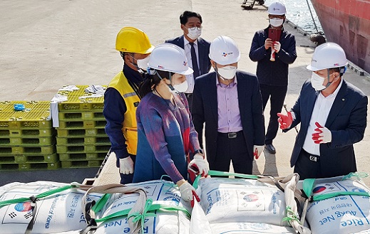 ▲ aT 박석배 상임감사(오른쪽 첫 번째)가 13일 목포항 해외 쌀 원조 선적 현장을 찾아 현장의 애로사항의 청취하고 있다.ⓒaT