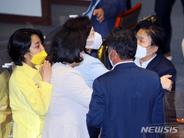 ▲ 문정복 더불어민주당 의원이 지난 13일 류호정 정의당 의원과 언쟁을 벌이고 있다. 문 의원은 과거에도 태영호 국민의힘 의원을 향해 