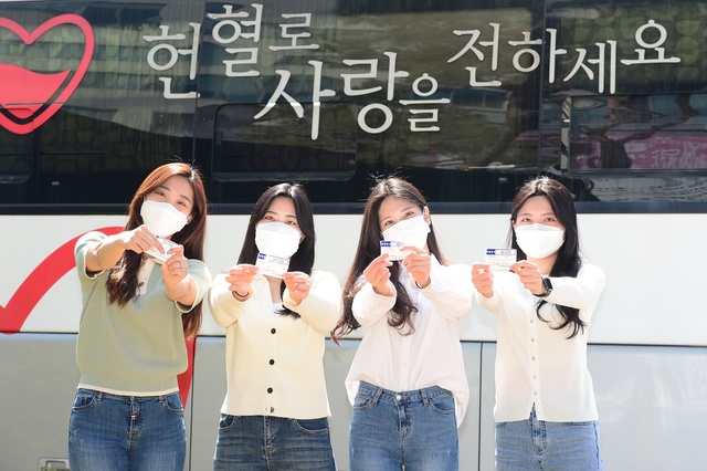 ▲ 13일 본관 로비에서 대구보건대교 학생홍보대사 학생들이 헌혈축제 참가 후 기념촬영을 하고 있다.ⓒ대구보건대