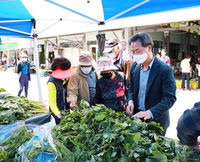 ▲ 영양군(군수 오도창)과 (재)영양축제관광재단은 산나물 소비촉진을 위해 5월 14일 오전 10시부터 오후 4시까지 영양전통시장에서 ‘영양산나물 장보기행사’를 추진했다.ⓒ영양군