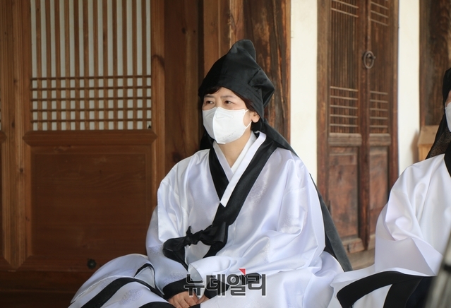 ▲ 강은희 대구시교육감은 14일 오전 11시 북구 산격동에 위치한 구암서원 초현당에서 대구삼덕초교 학생들과 대구시교육청 인성교육 체험 프로그램인 ‘속수례’에 함께 참여했다.ⓒ뉴데일리