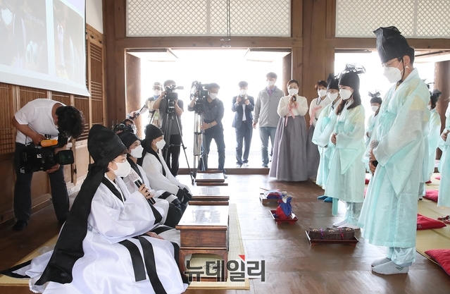 ▲ 스승들은 앞선 두 차례는 겸손한 마음으로 사양하다가 마지막 간청에 가르침을 허락하며 제자와 스승의 관계가 된 이들은 서로에게 절을 하고 성실한 배움과 사랑의 가르침에 대한 의지를 다졌다.ⓒ뉴데일리