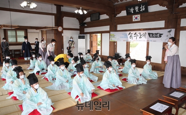 ▲ 속수례는 제자 되기를 바라는 이가 평생 스승으로 모시고 가르침을 받고자 하는 마음가짐을 나타내는 예(禮)로 가르침을 구하는 낮은 몸가짐과 깨우침을 전하는 겸손한 마음을 실천하기 위해 대구시교육청 인성교육 체험학습의 특색 프로그램 중 하나로 운영되고 있다.ⓒ뉴데일리