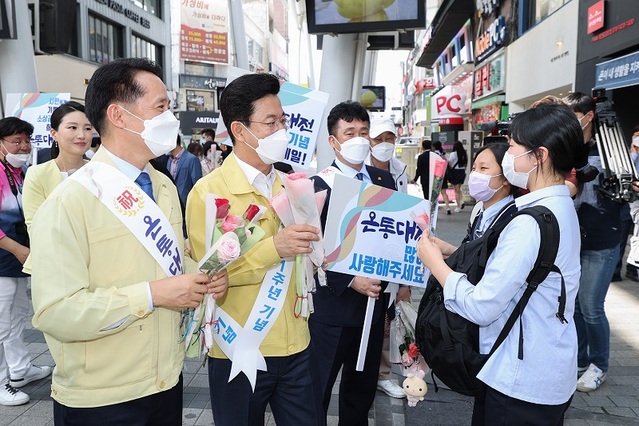 ▲ 허태정 시장과 권중순 의장의 온통대전 거리 캠페인 장면.ⓒ대전시