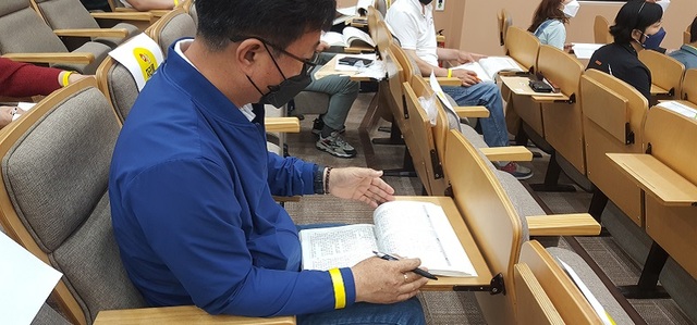 ▲ 조합원들은 조합이 제출한 심의 안건 20건 중 제5호 우미건설(주) 공사 도급 본계약서(안)에 관심이 집중됐다.ⓒ대전 성남동 1구역 조합 정비사업