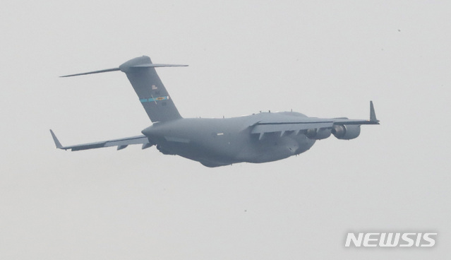 ▲ 미정상회담을 앞둔 20일 오후(현지시각) 베트남 노이바이 국제공항에 착륙했던 미국 군용 수송기 C-17 글로브마스터가 공항을 떠나고 있다. ⓒ뉴시스