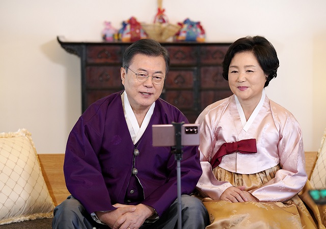 ▲ 임혜숙 과학기술정보통신부장관 임명 강행 배후에 영부인 김정숙 여사가 있다는 야당의 의혹 제기를 두고 정치권 설전이 이어지고 있다. 사진은 문재인 대통령(좌)고 영부인 김정숙 여사(우) 자료 사진. ⓒ청와대