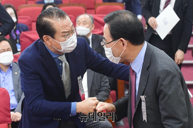 ▲ 권영세 의원(좌) 의원이 16일 당대표 선거에 나서지 않겠다고 선언했다. 자료 사진.ⓒ뉴데일리 DB