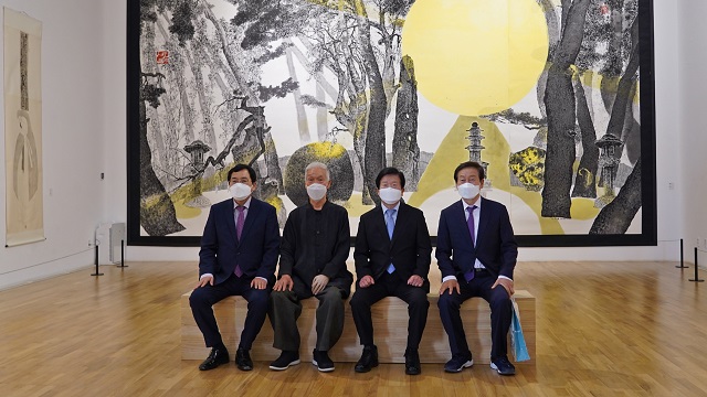 ▲ 왼쪽부터 주낙영 경주시장, 박대성 화백, 박병석 국회의장, 류희림 사무총장.ⓒ경주엑스포