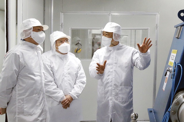 ▲ (좌로부터) 신동빈 롯데 회장, 롯데정밀화학 정경문 대표이사, 박경철 인천공장장 등이 롯데정밀화학 인천공장 생산설비를 살펴보고 있다. ⓒ롯데정밀화학