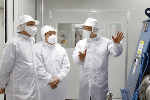 ▲ 15일 신동빈 롯데 회장(왼쪽 첫번째)이 국내 유일의 식의약용 셀룰로스유도체 생산 공장인 롯데정밀화학 인천공장에서 생산 설비를 살펴보고 있다.