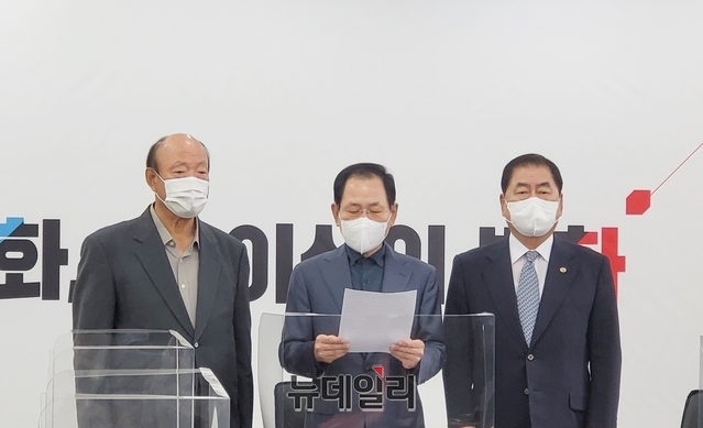 ▲ 전직 대구시의회 의장을 지낸 김상연·최백영·이덕천(왼쪽부터) 전 의장은  17일 오전 10시30분 국민의힘 대구시당에서 기자회견을 갖고 홍준표 의원의 국민의힘 복당을 강하게 촉구했다.ⓒ뉴데일리