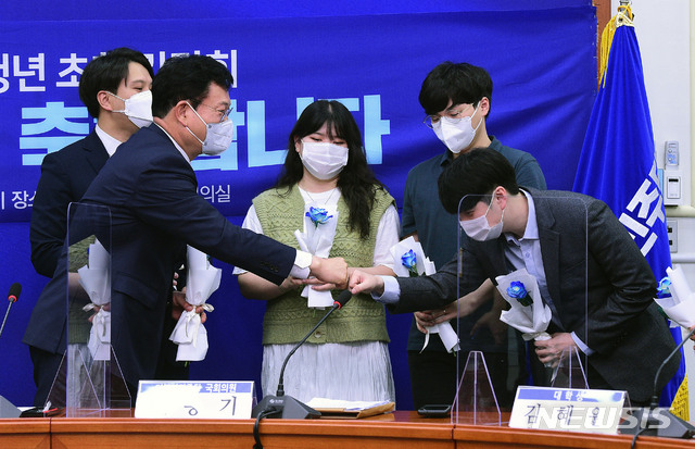 ▲ 송영길 더불어민주당 대표가 17일 서울 여의도 국회에서 열린 성년의날 기념 20대 청년 초청간담회에서 청년들과 인사를 나누고 있다. ⓒ뉴시스