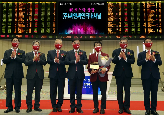 ▲ 한국거래소는 17일 서울사옥 홍보관에서 포인트메이크업 화장품 전문 제조업체인 씨앤씨인터내셔널의 코스닥시장 신규상장기념식을 개최했다. (왼쪽부터)안상환 한국IR협의회 회장, 홍순욱 한국거래소 코스닥시장본부장, 정영채 NH투자증권 대표이사, 손병두 한국거래소 이사장, 배은철 (주)씨앤씨인터내셔널 대표이사, 김학균 한국거래소 코스닥위원회 위원장, 장경호 코스닥협회 회장.ⓒ한국거래소