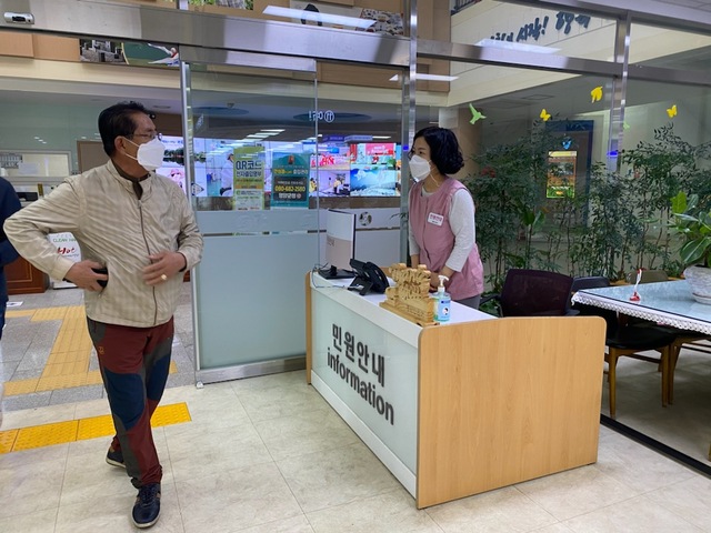 ▲ 영양군(군수 오도창)은 5월 17일부터 종합민원과 소속 팀장 5명이  노약자, 거동 불편인 및 외국인 주민들의 민원편의를 ‘민원도우미’로 활동한다고 밝혔다.ⓒ영양군