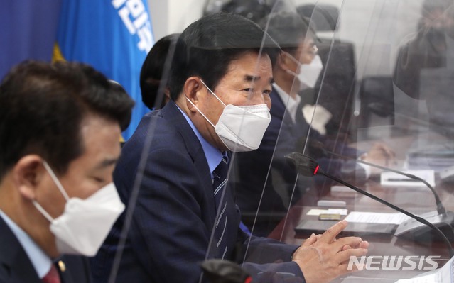 ▲ 더불어민주당 부동산특위 김진표 위원장이 17일 서울 여의도 국회 의원회관에서 열린 부동산특위-서울시 구청장 정책현안 회의에 참석해 발언하고 있다. ⓒ뉴시스