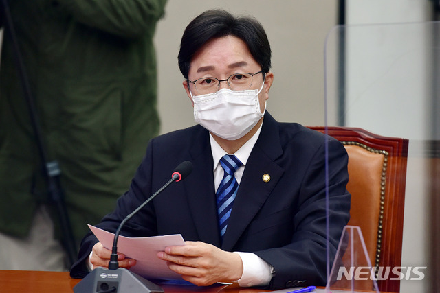 ▲ 강병원 민주당 최고위원이 17일 국회에서 열리 최고위원회의에 참석해 민주당 부동산특위의 부동산 규제 완화 움직임을 비판했다. ⓒ뉴시스