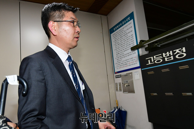 ▲ 이병모 전 청계재단 사무국장이 2019년 3월 20일 서울 서초구 서울고등법원에서 열린 이명박 전 대통령의 재판에 증인으로 참석해 재판을 마친 직후 법원을 나서고 있다.ⓒ정상윤 기자