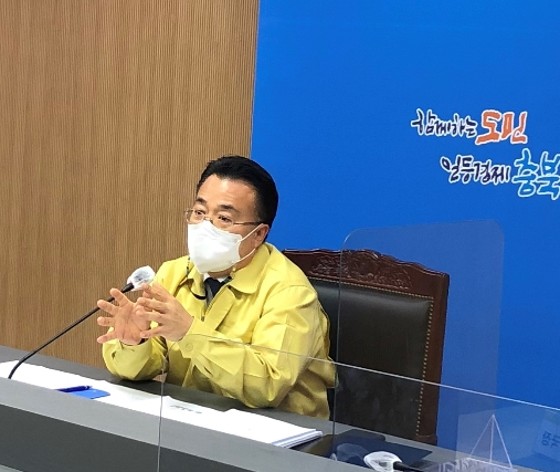 ▲ 서승우 충북도 행정부지사가 17일 도청에서 열린 온라인 영상회의를 통해 간부들에게 코로나19 방역수칙 등 집중 홍보를 주문했다.ⓒ충북도