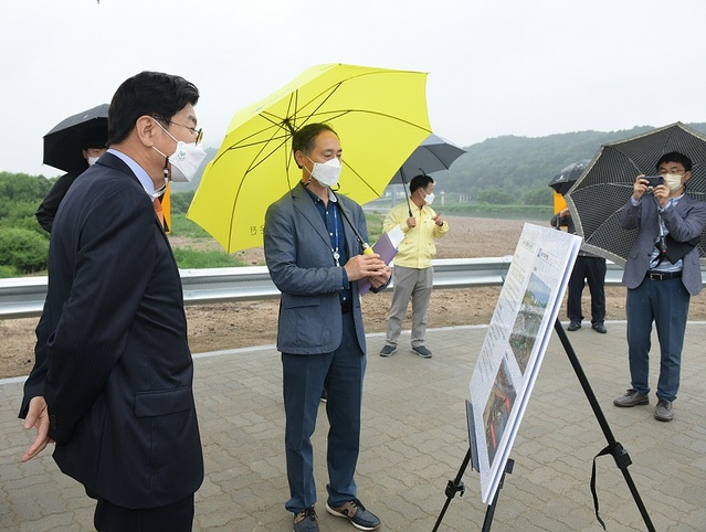 ▲ 이춘희 시장은 지난 17일 부강가교 개통현장을 둘러보고 있다.ⓒ세종시