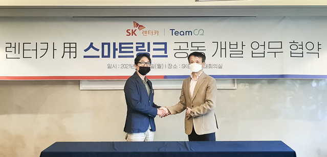 ▲ 황일문 SK렌터카 대표(오른쪽)와 홍성주 팀오투 대표는 지난 17일 서울 종로구 소재 SK렌터카 본사에서 렌터카용 스마트링크 공동 개발 업무 협약을 체결했다. ⓒSK렌터카