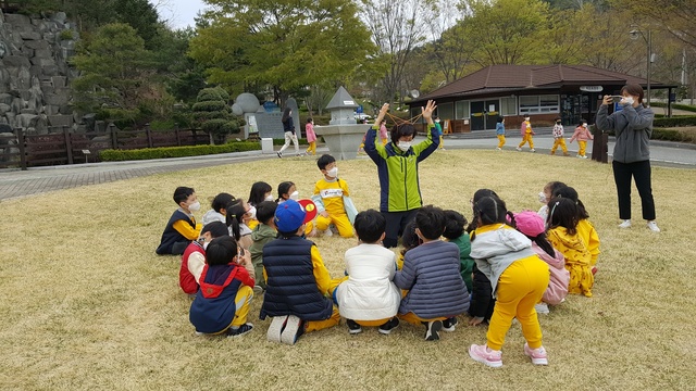 ▲ 경상북도산림자원개발원은 3월부터 11월까지 ‘2021년 유아숲체험 프로그램(무료)’을 ‘정기형’과 ‘수시 체험형’으로 운영한다.ⓒ경북도