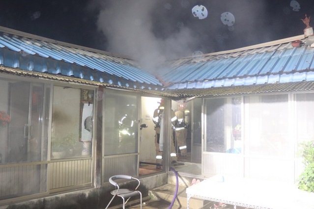 ▲ 17일 새벽 3시 24분쯤 세종시 금남면의 한 주택에서 불이나 소방대원들이 진화작업을 하고 있다.ⓒ세종시