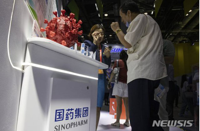 ▲ 지난해 9월 베이징 무역박람회에서 시노팜 측이 관람객에게 우한코로나 백신에 대해 설명하고 있다. 세계보건기구(WHO)가 긴급사용을 승인한 중국산 백신은 시노팜 것뿐이다. ⓒ뉴시스 AP. 무단전재 및 재배포 금지.