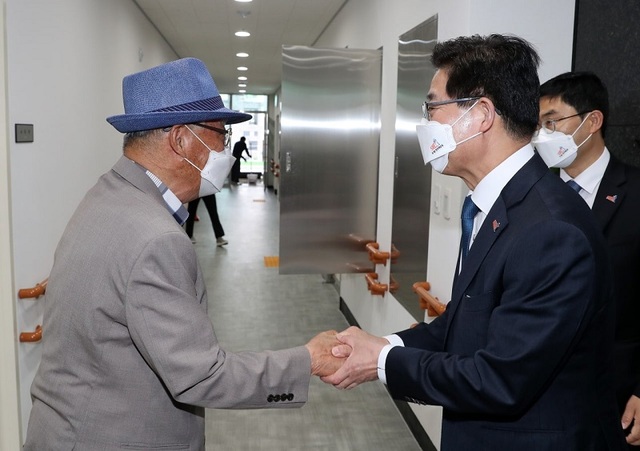 ▲ 양승조 충남도지사가 18일 충남 노인회를 방문하자 노인회 간부가 반갑게 맞이하고 있다.ⓒ양승조 대선 캠프