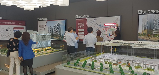 ▲ 대구 신서혁신도시 '하우스디 어반 메가시티' 홍보관을 찾은 고객들이 유니트를 둘러보고 있다.ⓒ대보건설