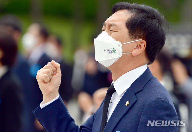 ▲ 18일 오전 광주 북구 운정동 국립5·18민주묘지에서 '우리들의 오월'을 주제로 41주기 기념식이 열린 가운데, 김기현 국민의힘 대표 권한대행 겸 원내대표가 '임을 위한 행진곡'을 제창하고 있다.ⓒ뉴시스