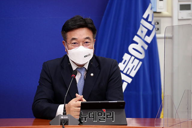 ▲ 여야가 김오수 검찰총장 후보자의 국회 인사청문회를 오는 26일 열기로 합의했다. 사진은 지난 17일 국회에서 열린 최고위원회의에 참석한 윤호중 더불어민주당 원내대표 자료사진. ⓒ이종현 기자 (사진=더불어민주당)