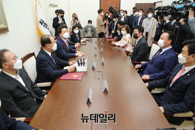 ▲ 김기현 국민의힘 대표 권한대행 겸 원내대표와 황우여 중앙당 선거관리위원장이 지난 11일 국회에서 당 대표 및 최고위원 선출을 위해 열린 중앙당 선거관리위원회 1차 회의에서 기념사진을 촬영하고 있다.ⓒ이종현 기자