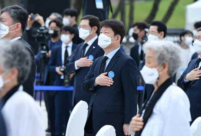 ▲ 권영진 대구시장이 18일 국립 5·18 민주묘지에서 개최된 제41주년 5·18 민주화운동 기념식에 참석했다.ⓒ대구시