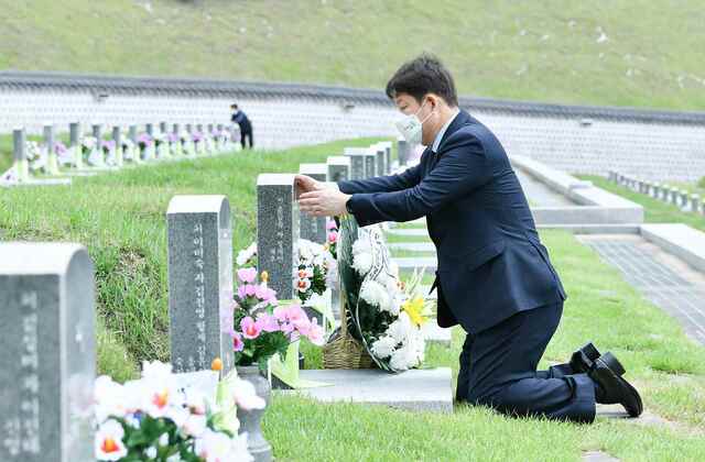 ▲ 권영진 대구시장의 광주 5.18 민주묘역 참배 장면.ⓒ대구시